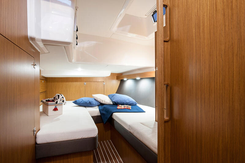 Sailing yacht 