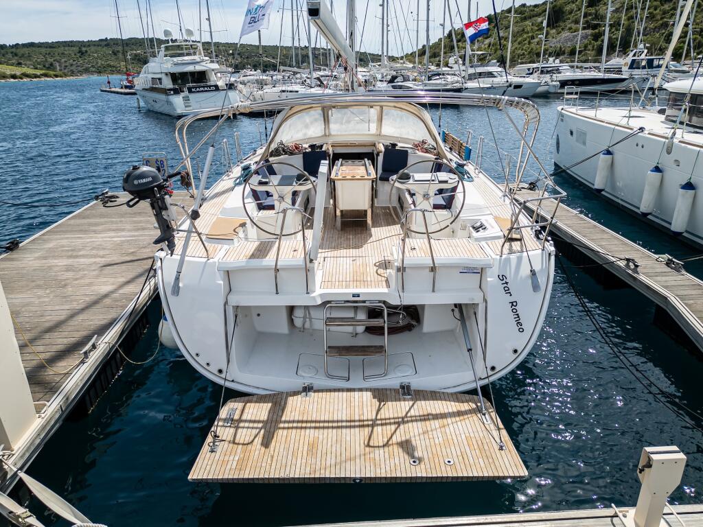 Sailing yacht 
