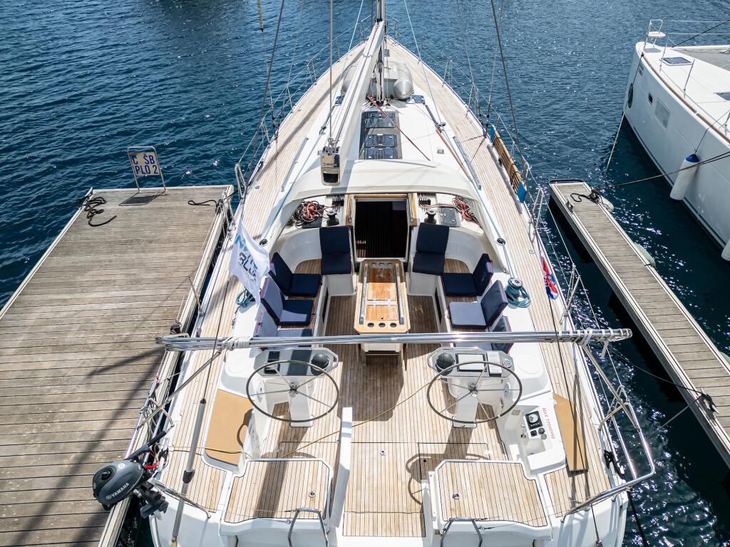 Sailing yacht 