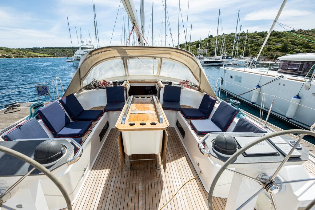 Sailing yacht 