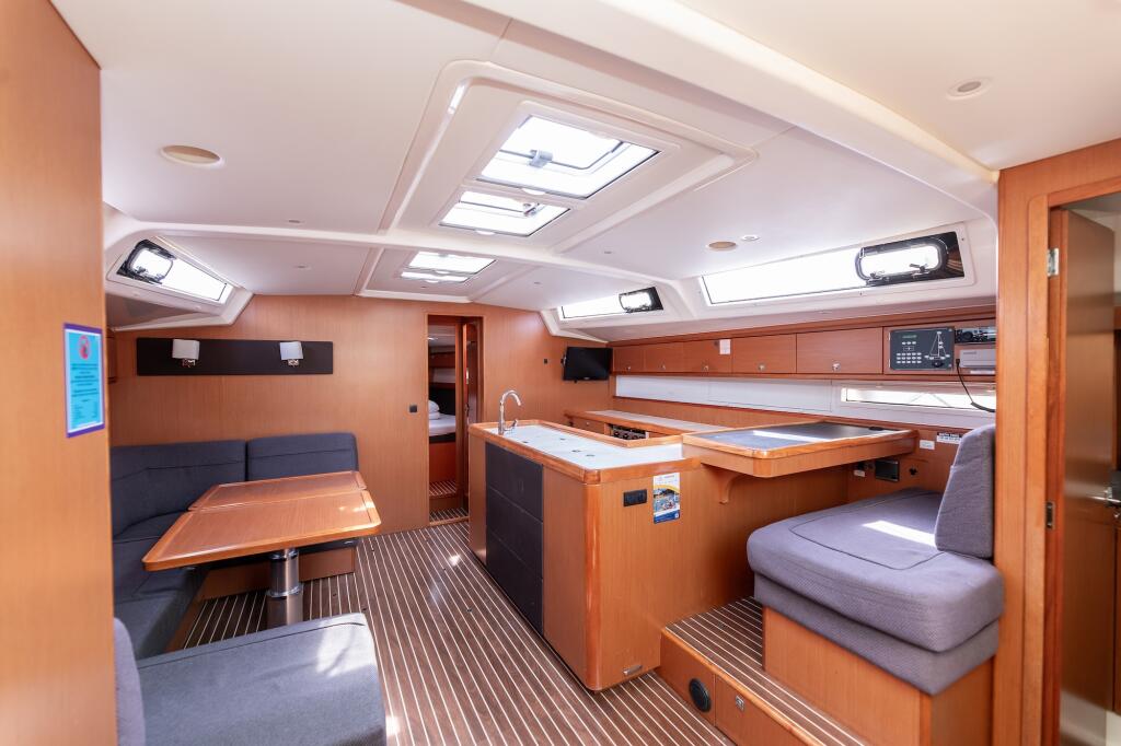 Sailing yacht 