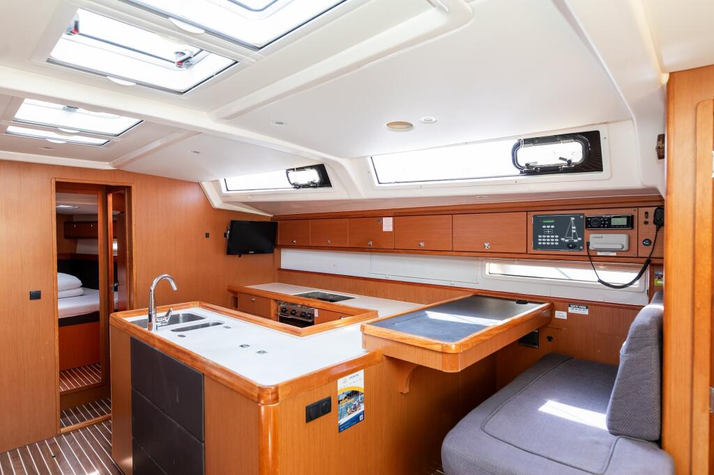 Sailing yacht 