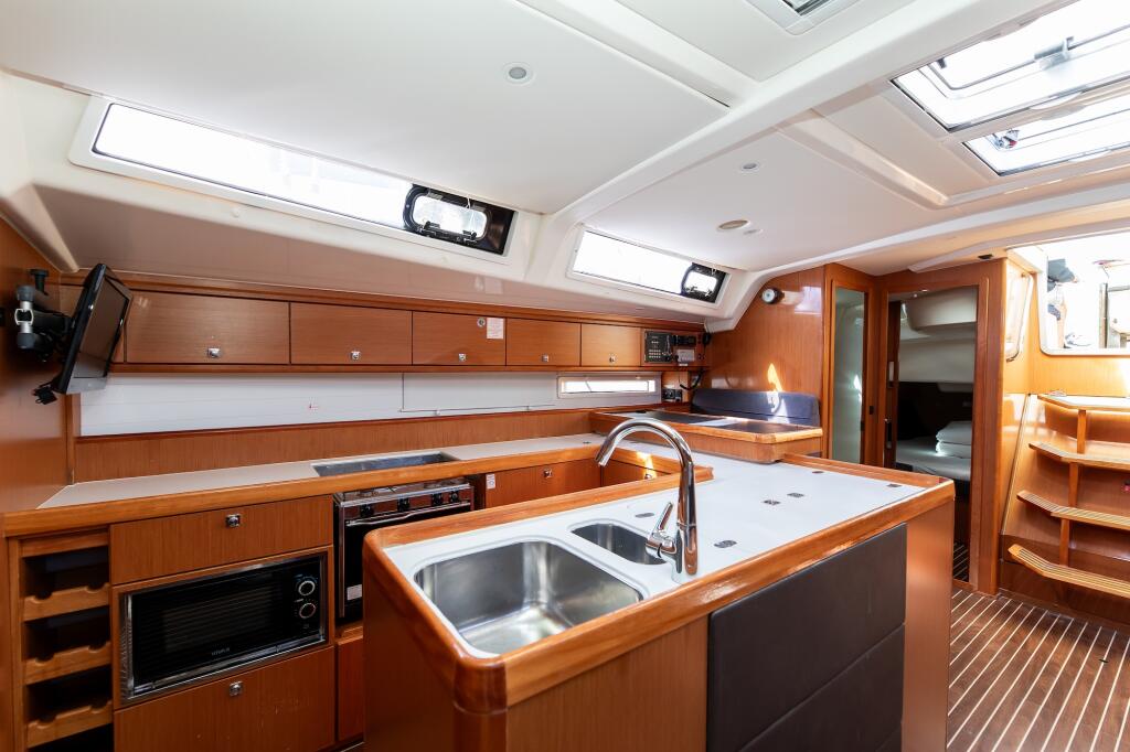 Sailing yacht 