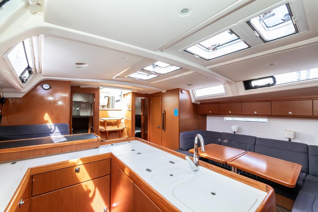Sailing yacht 