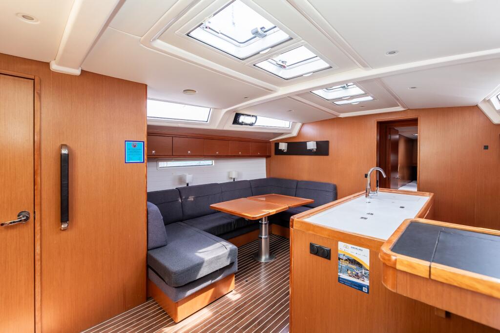 Sailing yacht 