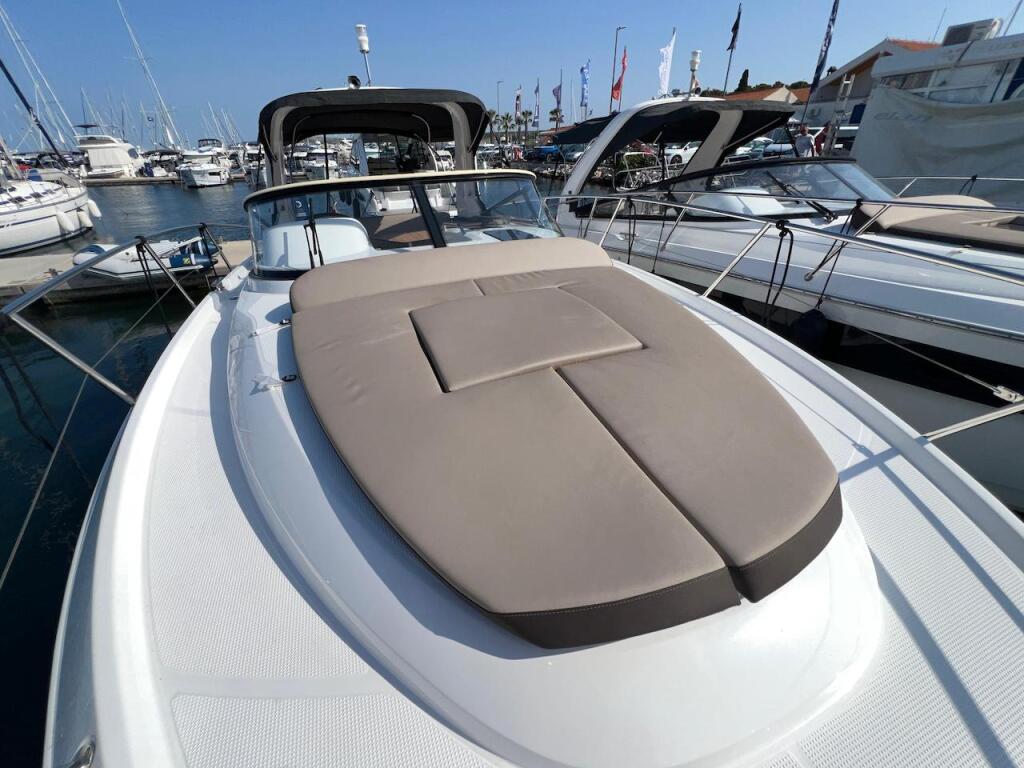 Motor boat 