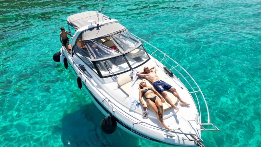 Motor boat 