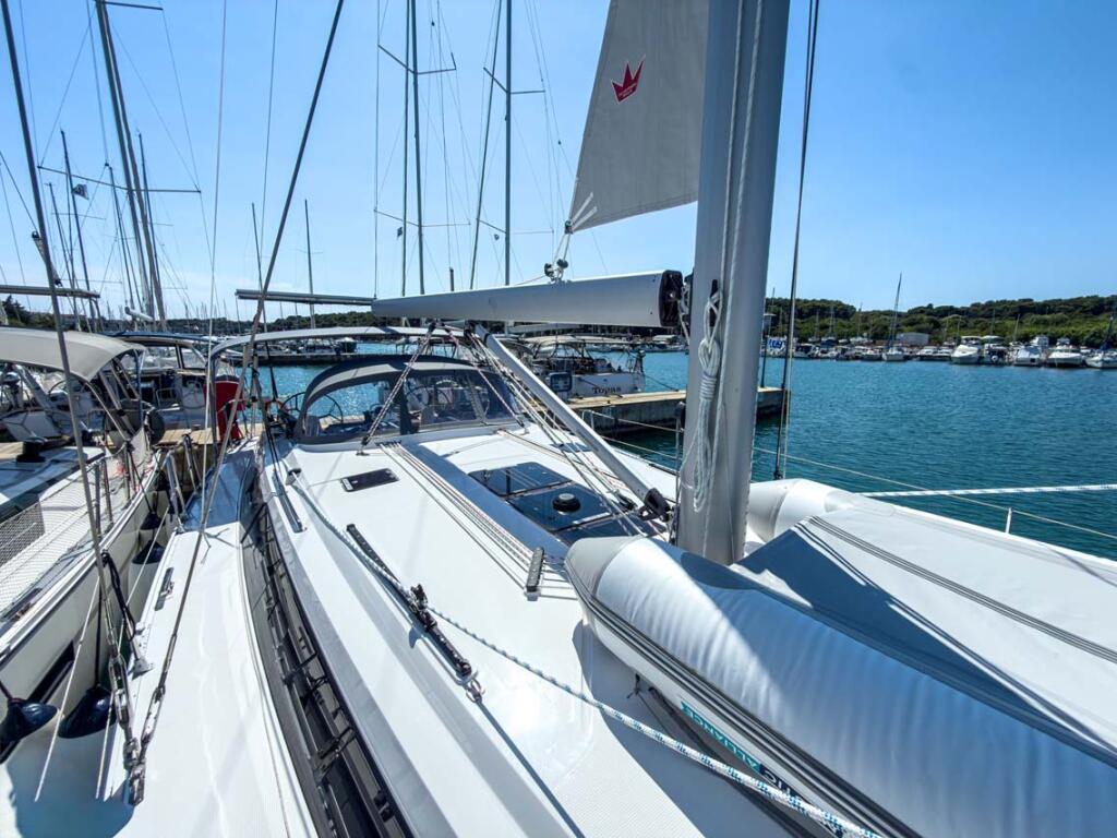Sailing yacht 