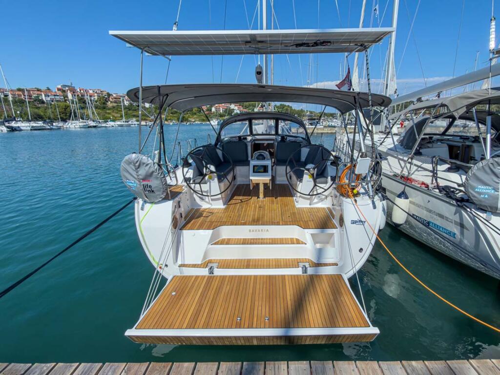 Sailing yacht 