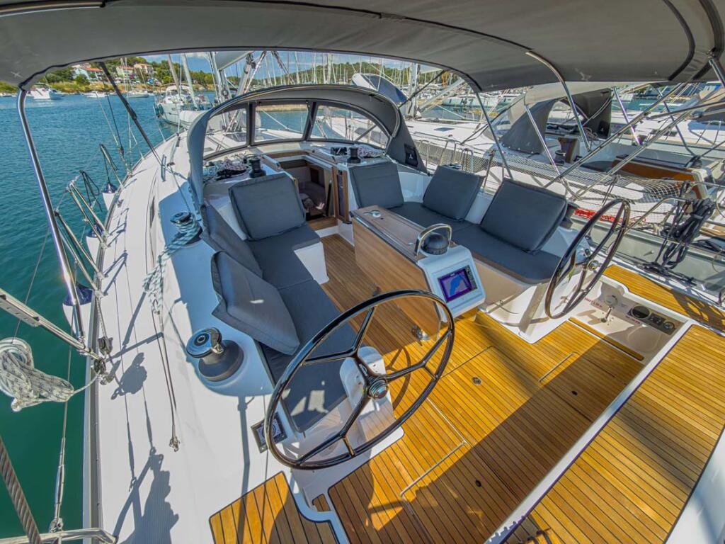 Sailing yacht 