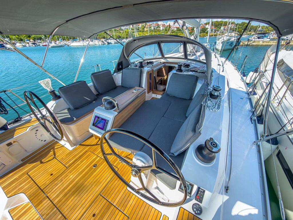 Sailing yacht 