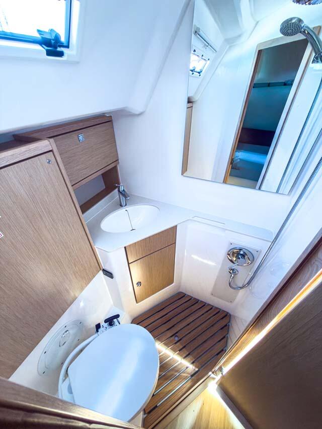 Sailing yacht 