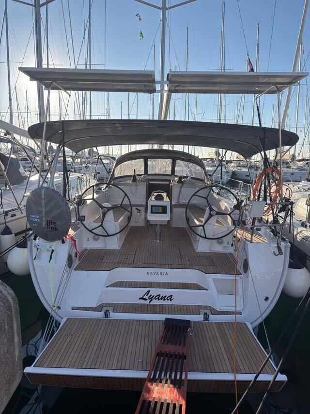 Sailing yacht 