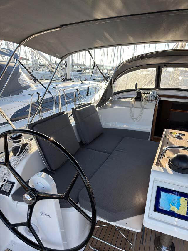 Sailing yacht 