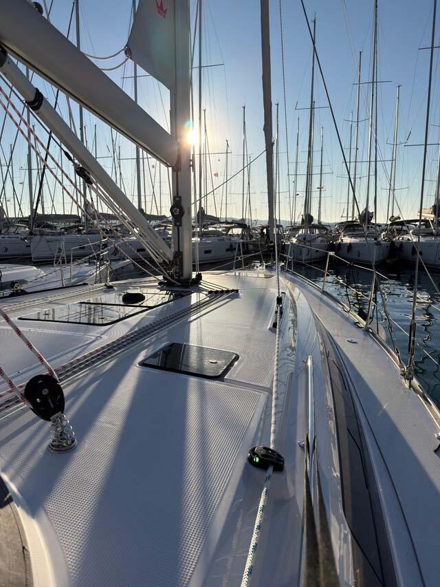 Sailing yacht 
