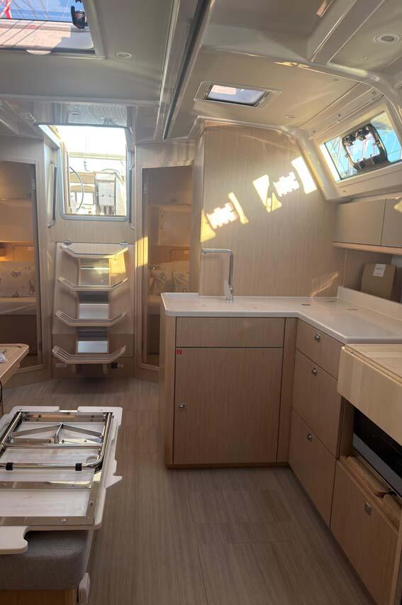 Sailing yacht 