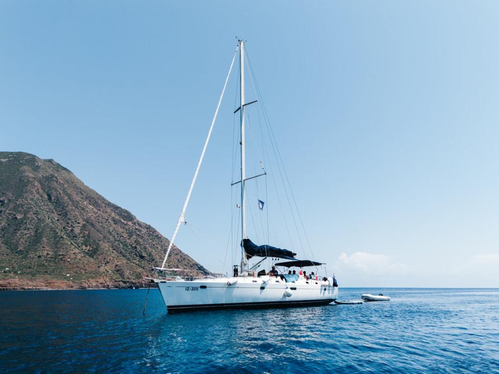 Sailing yacht 