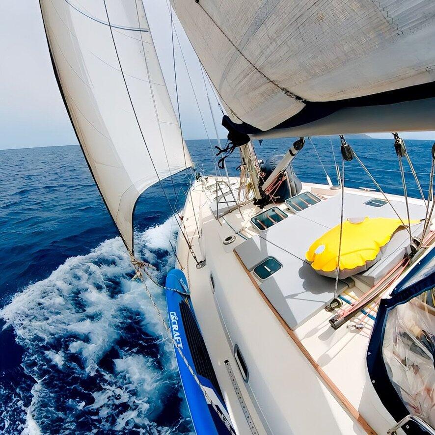 Sailing yacht 