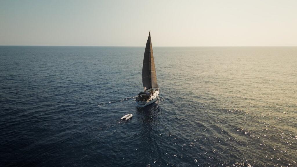 Sailing yacht 