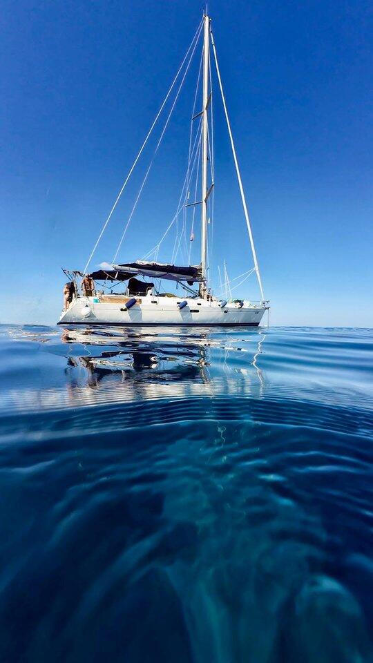 Sailing yacht 