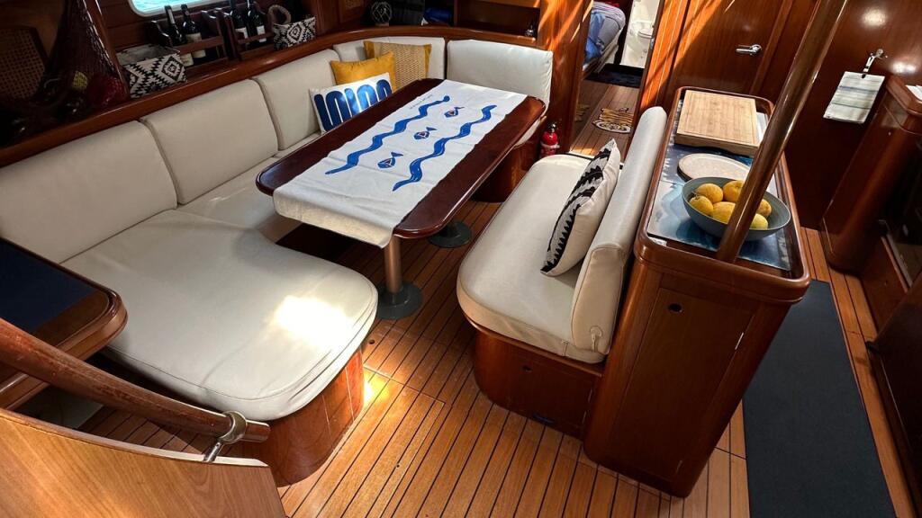 Sailing yacht 