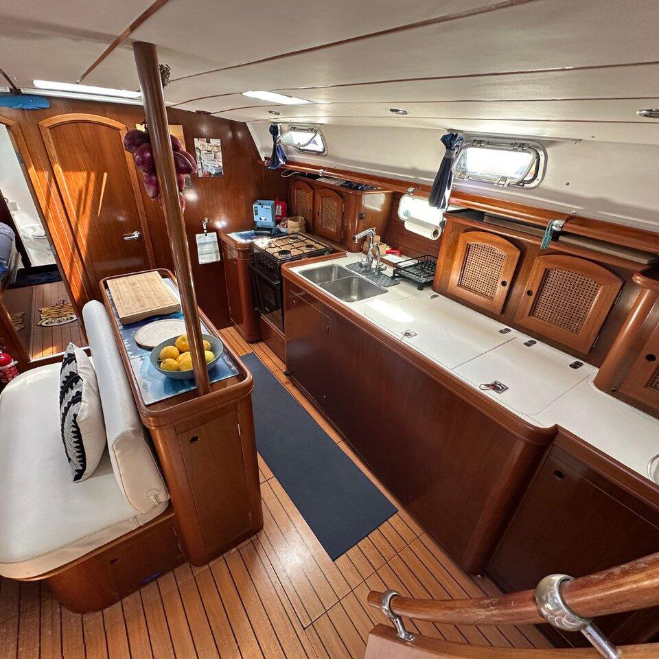 Sailing yacht 