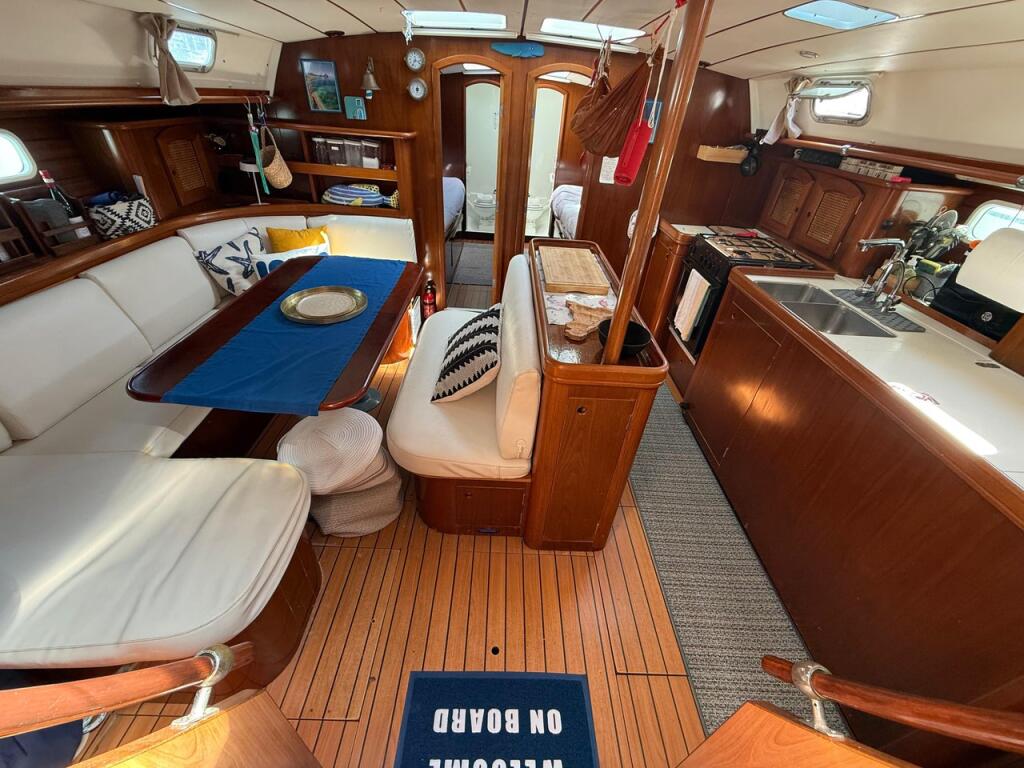 Sailing yacht 