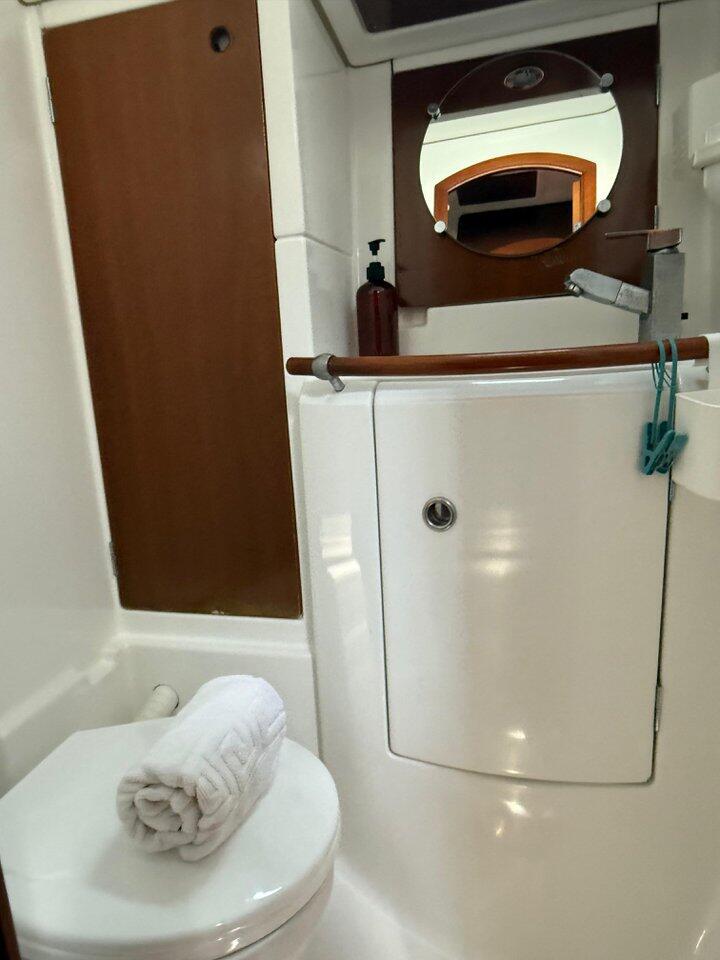 Sailing yacht 
