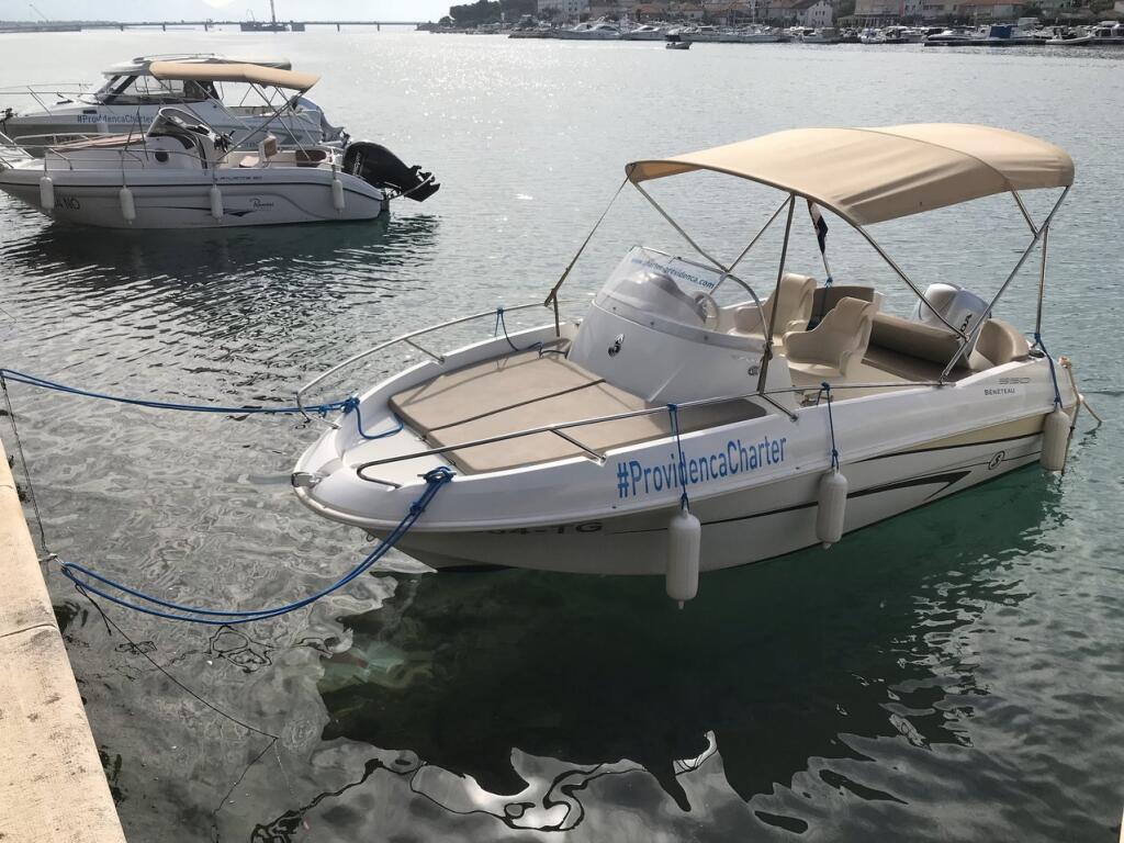 Motor boat 