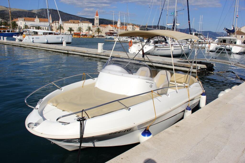 Motor boat 