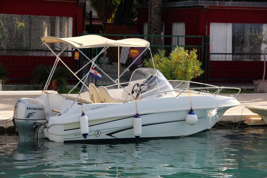 Motor boat 