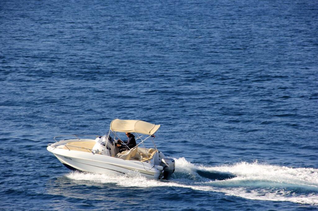 Motor boat 