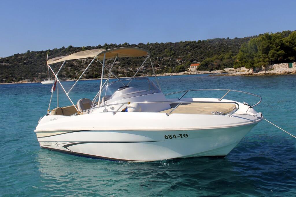Motor boat 