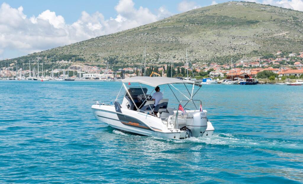 Motor boat 