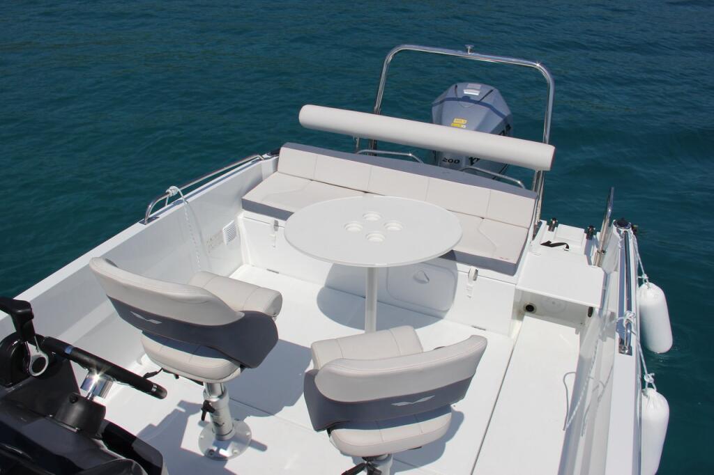 Motor boat 