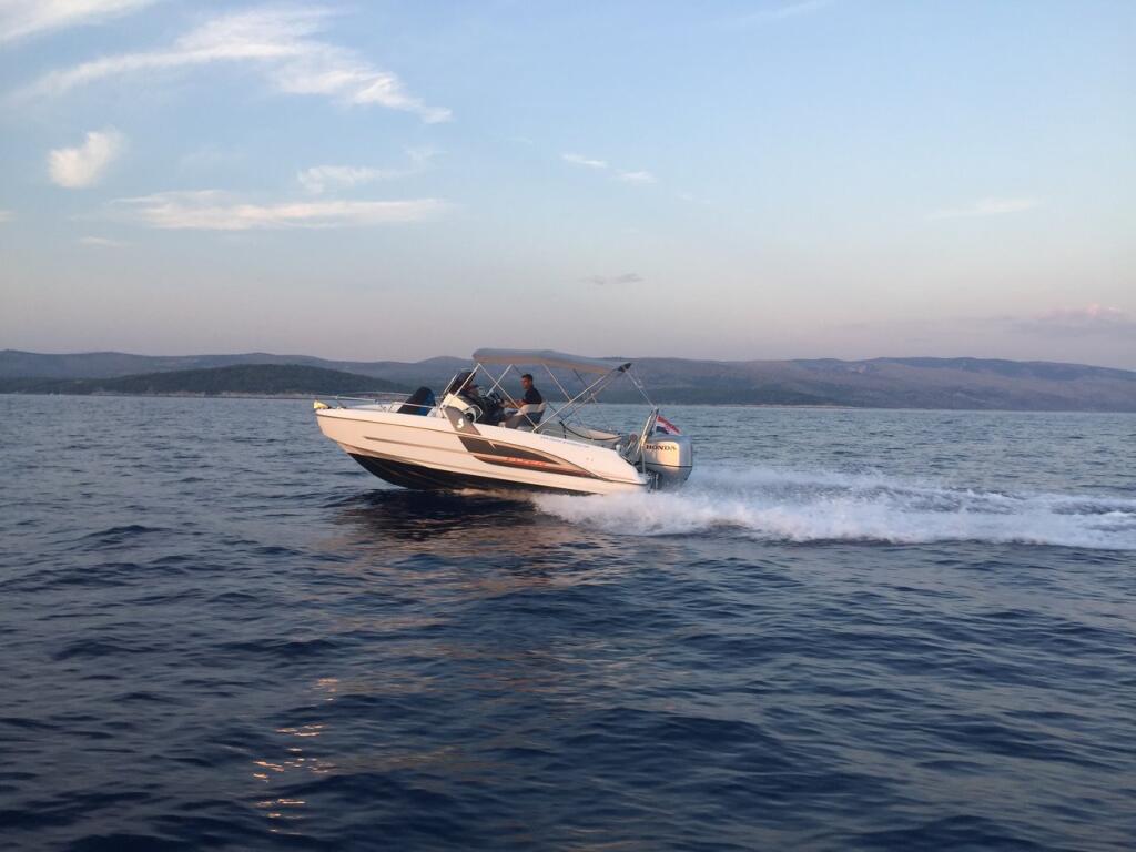 Motor boat 