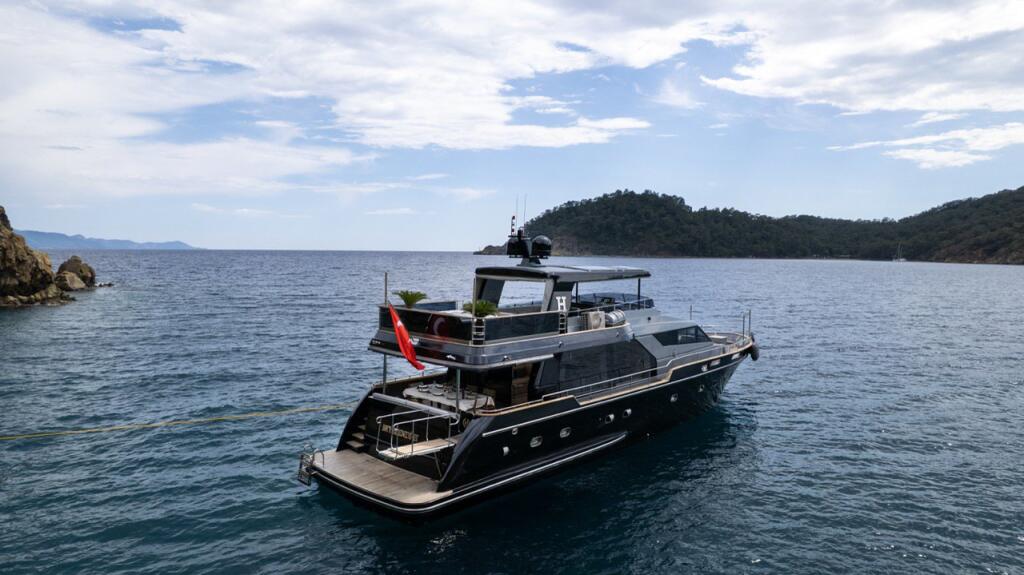 Luxury motor yacht 