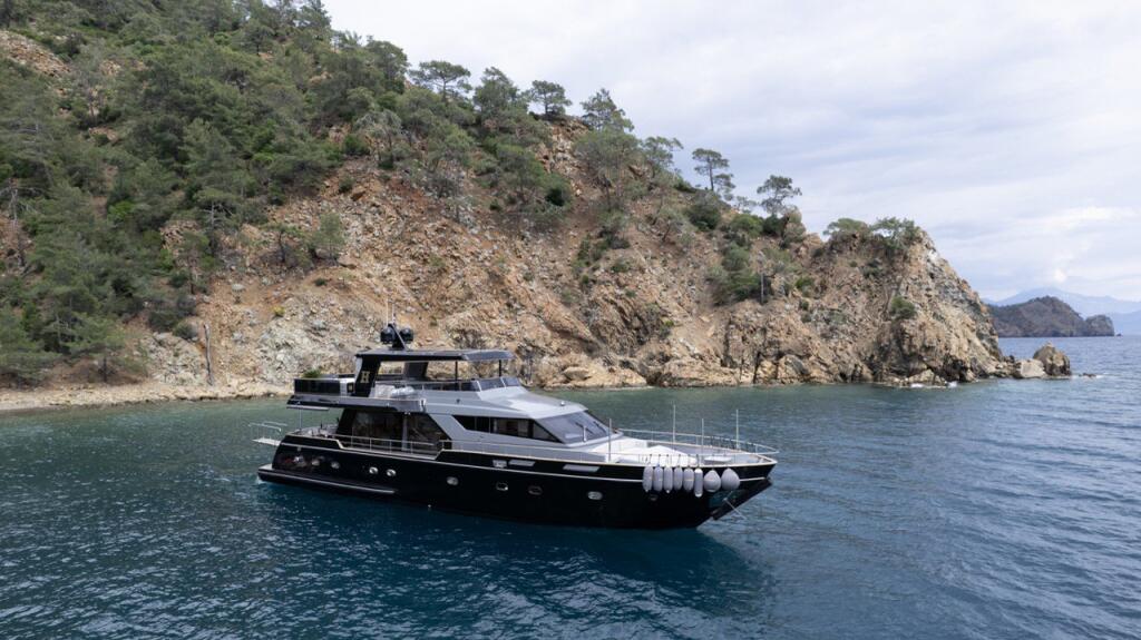 Luxury motor yacht 