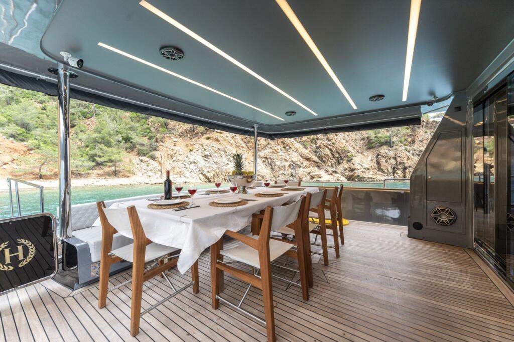 Luxury motor yacht 