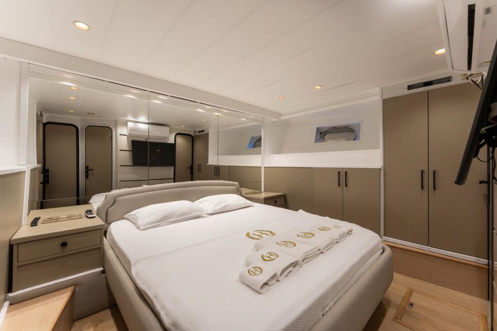 Luxury motor yacht 