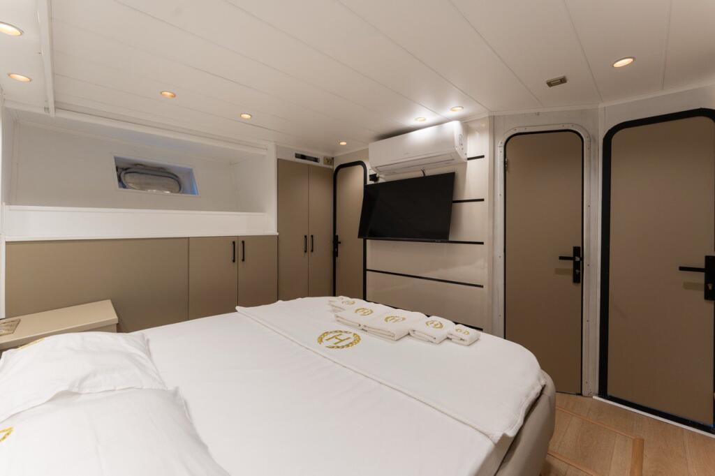 Luxury motor yacht 