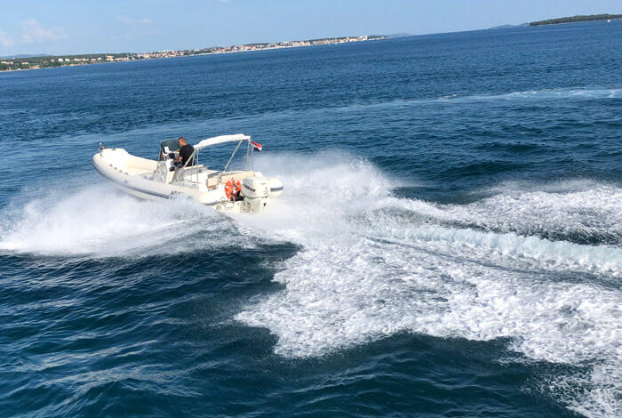 Rubber boat (R.I.B.) 