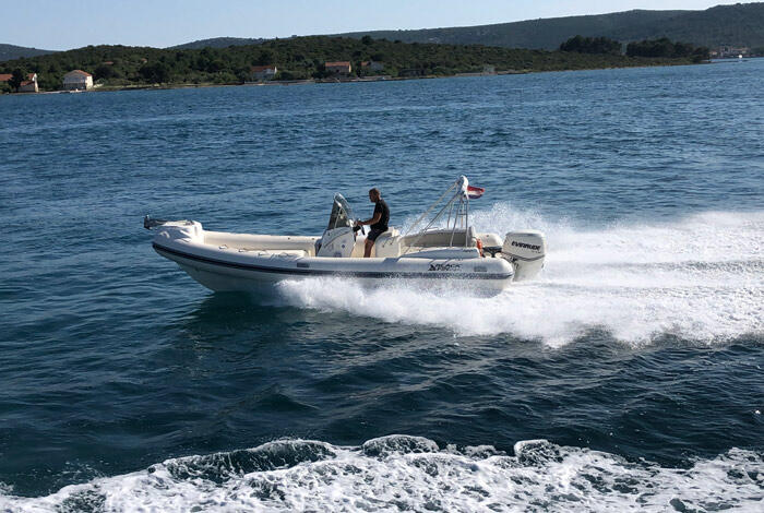 Rubber boat (R.I.B.) 
