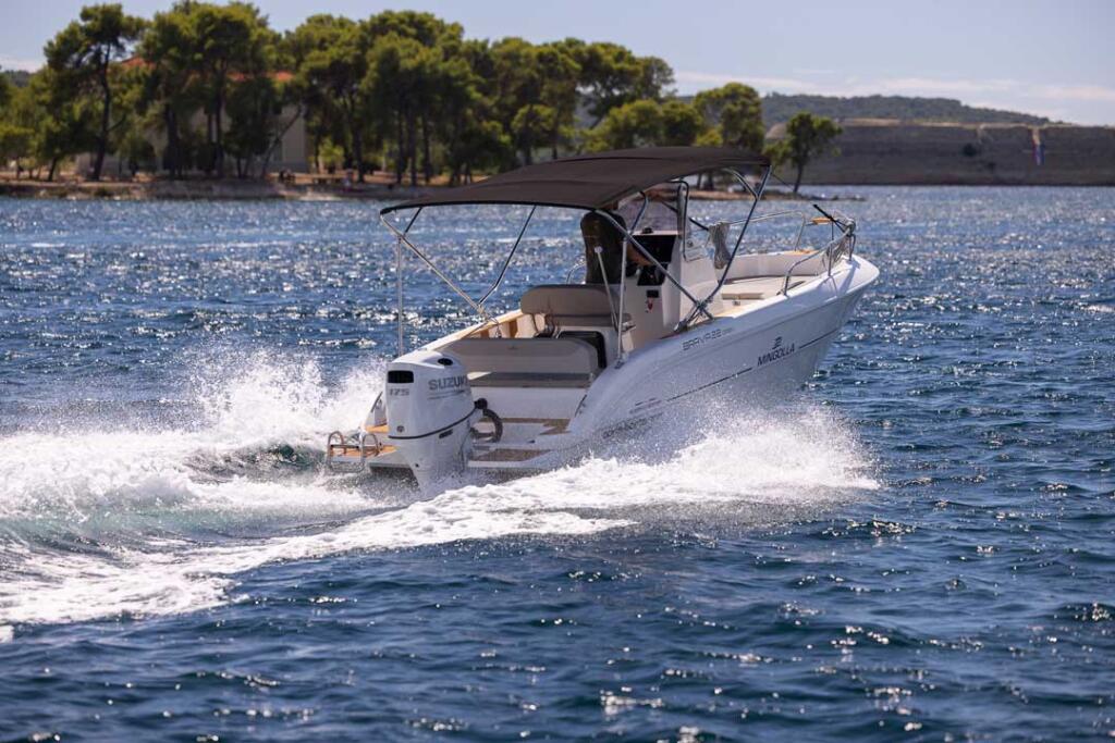 Motor boat 