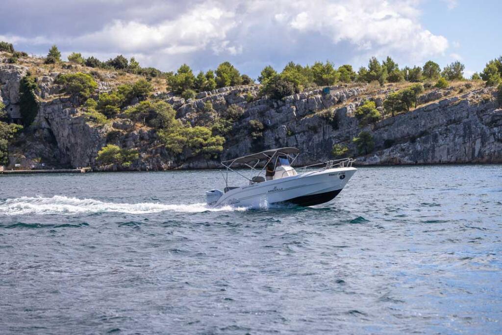 Motor boat 