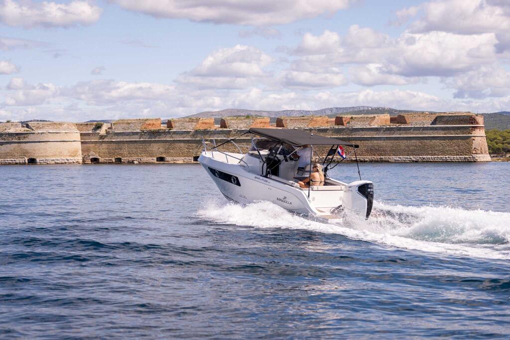 Motor boat 