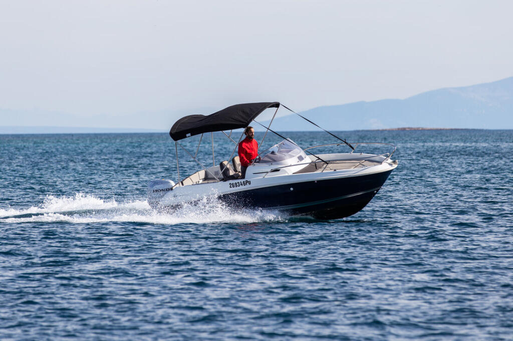 Motor boat 