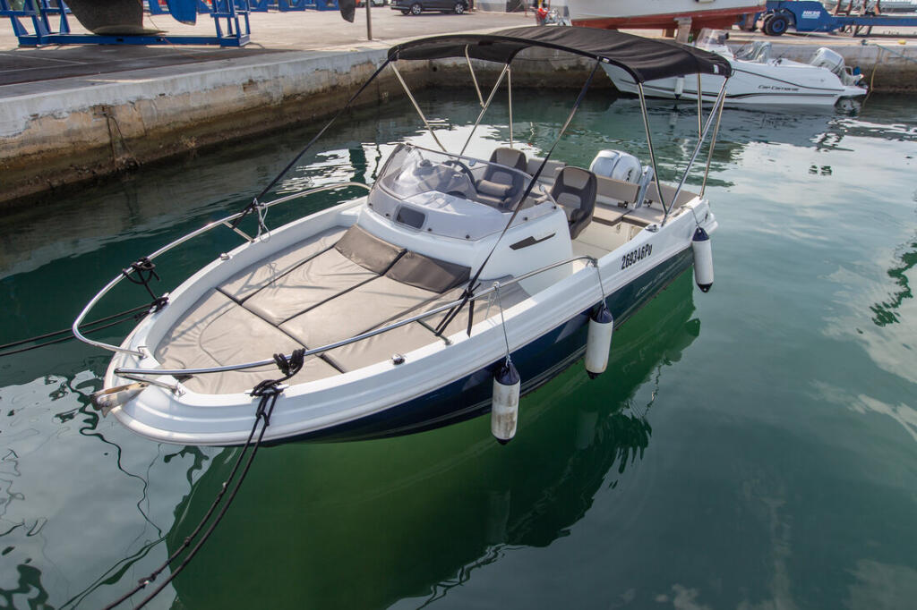 Motor boat 