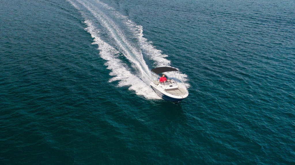Motor boat 