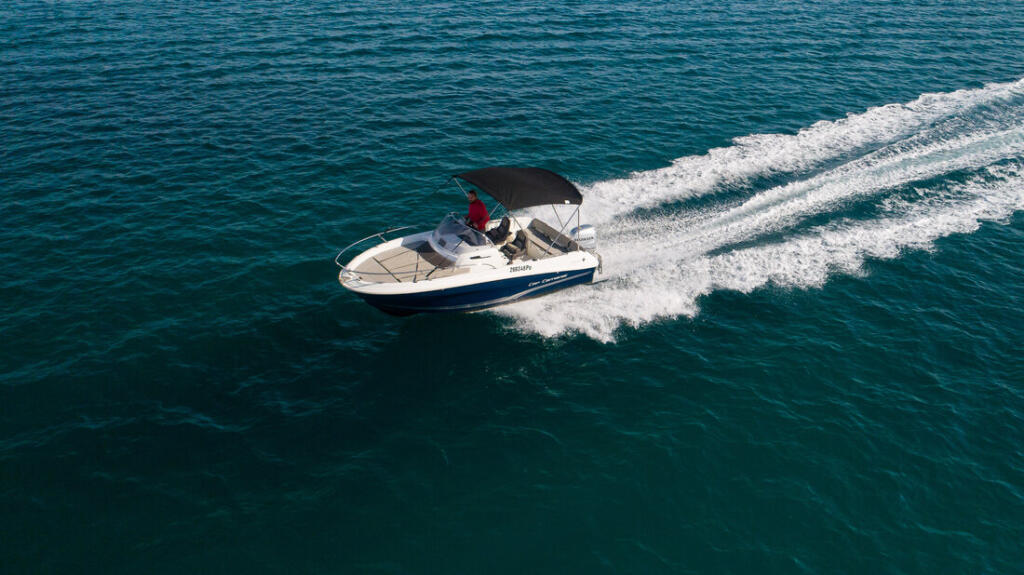 Motor boat 